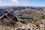 Fjell og en liten innsjø