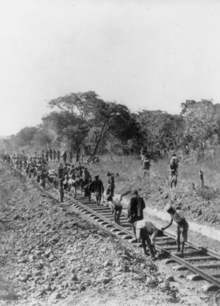 dělníci staví železnici v zambijské krajině okolo roku 1906