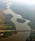 Vue aérienne de la rivière des Prairies avec le pont Louis-Bisson