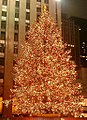Un pom de Crăciun la baza clădirii Rockefeller Center din orașul New York (SUA)