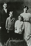 Ronald i vita kläder, brodern Neil och föräldrarna Jack och Nelle, ca. 1916.