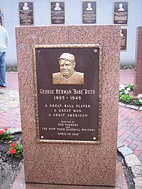 Till vänster Ruths minnestavla i gamla Yankee Stadium. Till höger Babe Ruth-statyn utanför Oriole Park at Camden Yards.