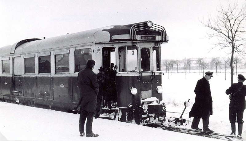 File:SP TRAM 006 Spijkenisse sneeuwvrij maken trambaan 1962.jpg