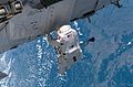 Астронавтът Джоузеф Танър по време на първата си космическа разходка