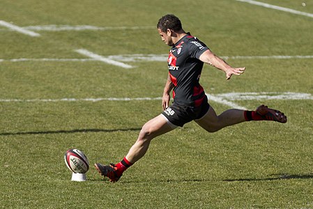 Kick by Luke McAlister in Stade Ernest-Wallon - Match between: Stade toulousain - Castres olympique