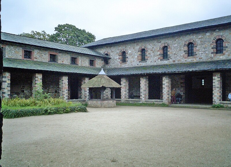 File:Saalburg castrum courtyard.jpg