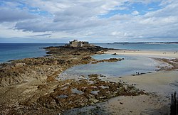 Le Fort National à Saint-Malo, à marée basse.