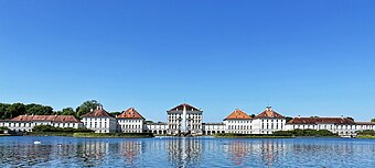 File:Schloss Nymphenburg, Weitwinkelansicht.jpg (Source: Wikimedia)