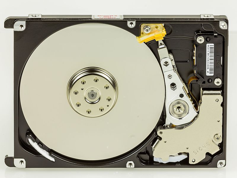 File:Seagate ST160LM003 Momentus - case opened - platter and read write head-5415.jpg