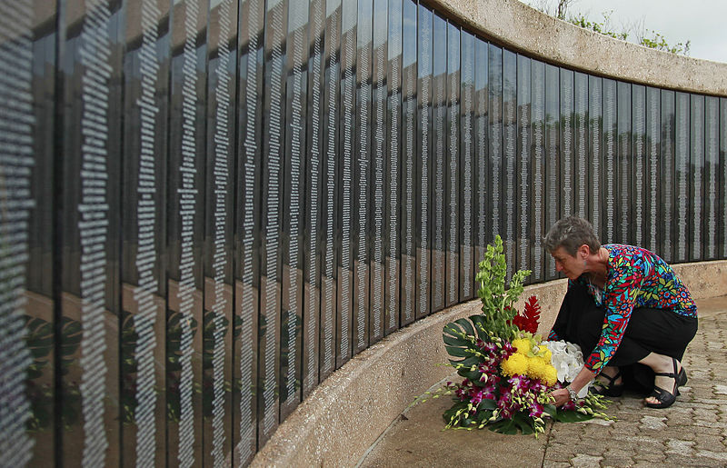 File:Secretary Jewell at the Memorial Wall, War in the Pacific NHP (18959172073).jpg