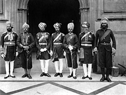 Sept officiers indiens par Sir (John) Benjamin Stone.jpg