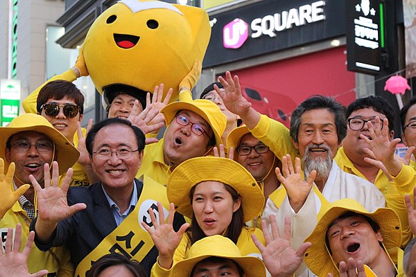 Roh Hoe-chan (left) and Kang Gi-gap (right) at Sim Sang-jung's campaign rally on 7 May during the presidential election in 2017