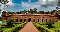 La Mezquita Sixty Dome del siglo XV de Khalifatabad en Bangladesh es un ejemplo de la arquitectura del Sultanato de Bengala.