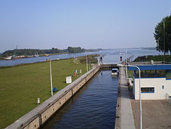 Vista de una esclusa (Nijkerkersluis) en el Nijkerkernauw