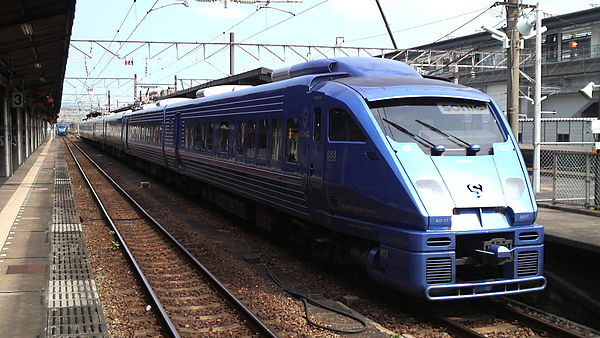 A 883 series at Ōita Station in July 2008
