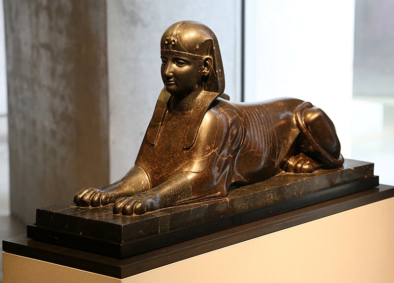 File:Sphinxfigur, Villa Hadriana 1. Jh. n. Chr., Aegyptisches Museum, Muenchen-1.jpg