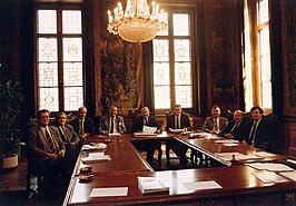 Burgemeester Philip Houben te midden van zijn wethouders en gemeentesecretarissen in de Collegekamer van het Stadhuis van Maastricht, 1990