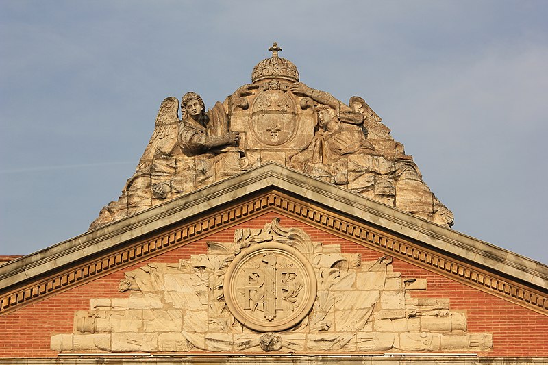 File:Statue sur le fronton du Capitole de Toulouse (3).jpg