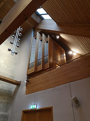 Stavanger Lagård Kapelle, Jehmlich-Orgel im Raum.jpg