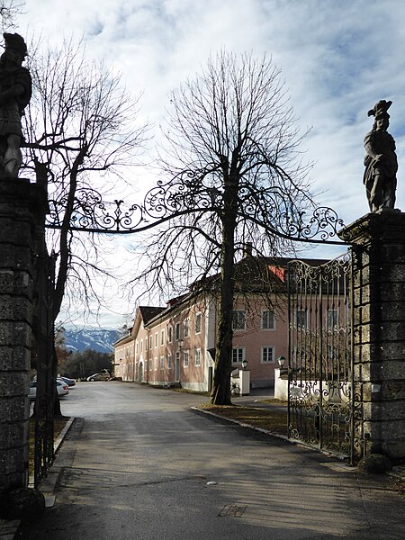 File:Stolperstein Salzburg, Zufahrt zu Schloß Leopoldskron - Leopoldskronstraße 56-58 (3).jpg