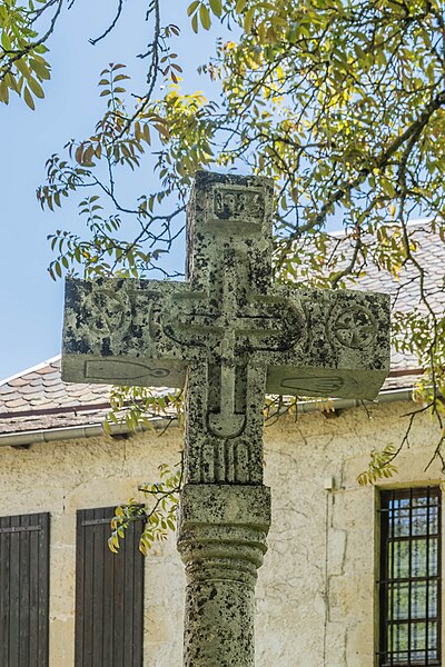 File:Stone cross in Canac.jpg