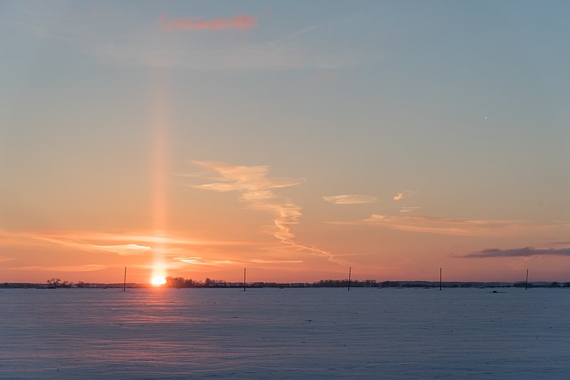 File:Sun pillar during sunrise on a cold winter day.jpg