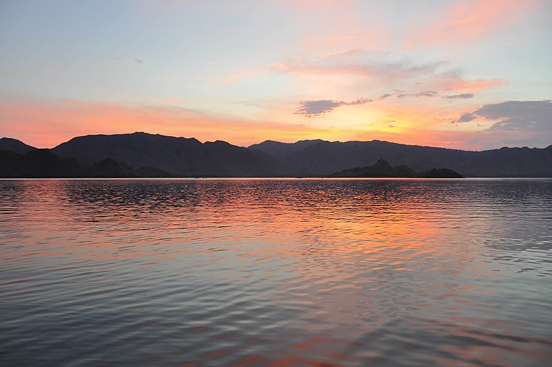 File:Sunset where we stayed overnight in the boat - Pulau Kalong (16934029809).jpg