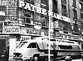 Le camion Pathé-Marconi devant le siège de la firme au Palais de la Radio et du Disque. Paris, 30 boulevard des Italiens, 1953