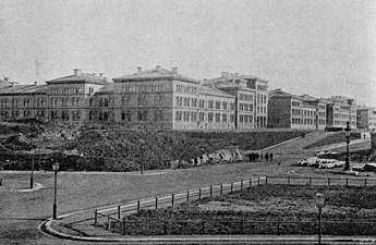 De 1888 (I  ) och 1890 (I 2) invigda palatsliknande fotgardeskasernerna vid Linnégatan i Stockholm.