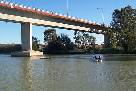 สะพานสวอนพอร์ตในรัฐเซาท์ออสเตรเลีย เป็นสะพานคอนกรีตคานรูปกล่องเดี่ยว
