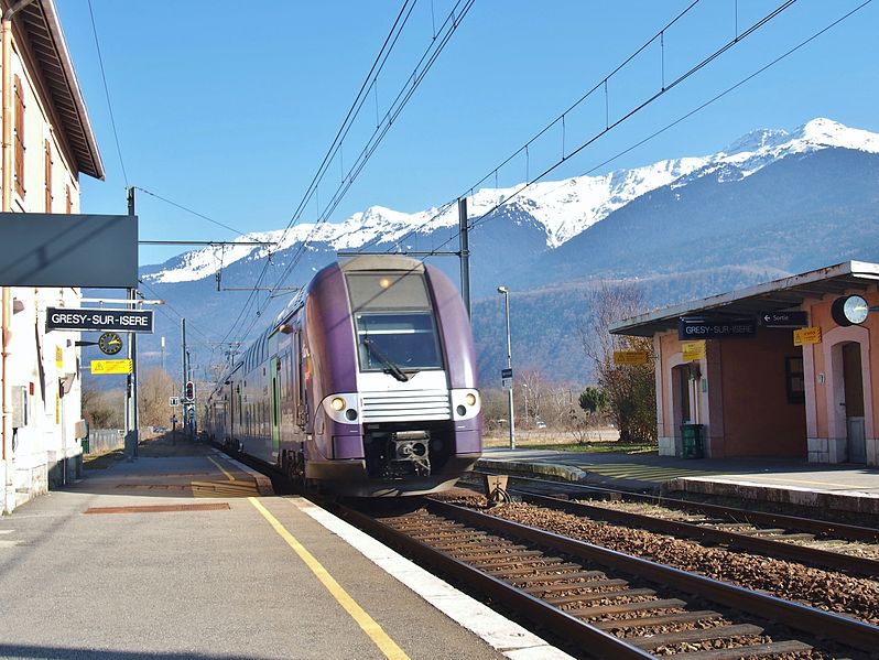 File:TER d'hiver Bourg-St-Maurice--Lyon à Grésy-sur-Isère (2017).JPG