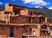 Taos Pueblo (New Mexico, USA), un exemplu de arhitectură puebloana