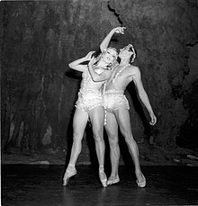 una mujer y un bailarín de ballet en una pose dramática