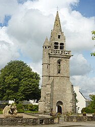 Taulé'deki eski kilise kulesi