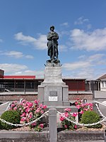 Poilu écrasant l'aigle allemand (d) (monument aux morts)