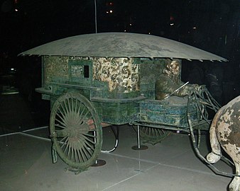 Carro della tranquillità del Primo imperatore della Cina in bronzo dorato (Mausoleo del primo imperatore Qin a Xi'an).