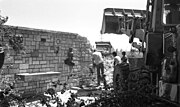 Миниатюра для Файл:The municipality demolishing part of the wall surrounding the villa of the late Moshe Dayan in Tzahala that was built against the municipality law (FL45855199).jpg