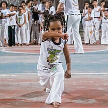 Tres anos e ja posturada na ginga da capoeira Tres anos e ja posturada na ginga da capoeira.jpg