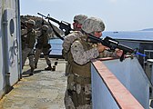 Marinir Amerika melakukan latihan anti-terorisme di kapal