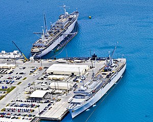 USS Emory S. Lahan (AS-39) dan USS Frank Kabel (- 40) ditambatkan di Guam pada 2 Maret 2017.JPG