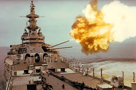 Tập_tin:USS_Iowa_(BB-61)_fires_at_North_Korean_target_in_mid-1952.jpg