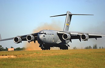 C-17 utför en ”combat landing”.