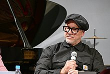Porträt eines Mannes mit schwarzer Brille und schwarzer Mütze
