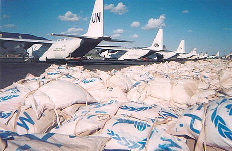 2004年，联合国C-130运输机运输食品至苏丹南部伦拜克地区