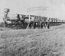 https://upload.wikimedia.org/wikipedia/commons/thumb/4/4f/Union_Pacific_Railroad_on_the_100th_meridian_%28cropped%29.jpg/220px-Union_Pacific_Railroad_on_the_100th_meridian_%28cropped%29.jpg