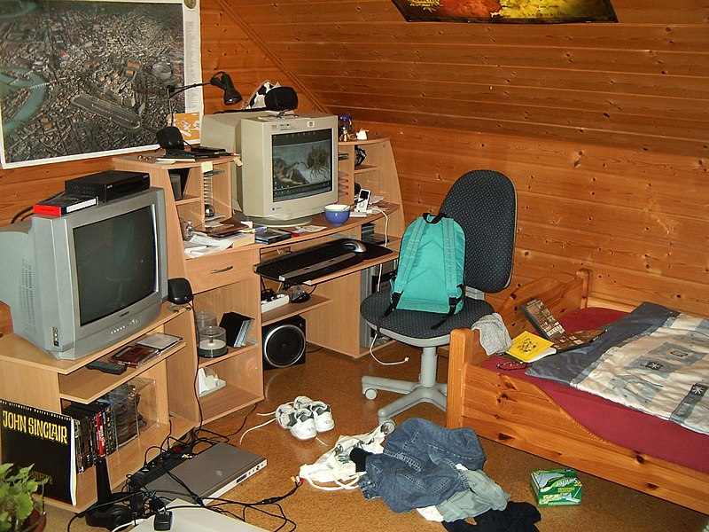 File:Untidy room.JPG