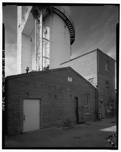 File:VIEW, LOOKING NORTHWEST FROM LEFT TO RIGHT, SHOWING PUMP ROOM AND DRESSING ROOM - U.S. Naval Submarine Base, New London Submarine Escape Training Tank, Albacore and Darter Roads HAER CONN,6-GROT,3A-10.tif