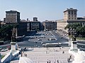 La piazza nel 1972, con un parcheggio centrale