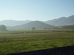 Sierra de Híjar (izda.) desde Reinosa, destacando el Cuchillón como cumbre más alta. Tapando la unión de las sierras de Híjar y del Cordel (dcha.), la Guariza, mole caliza por donde se filtra el río Híjar.