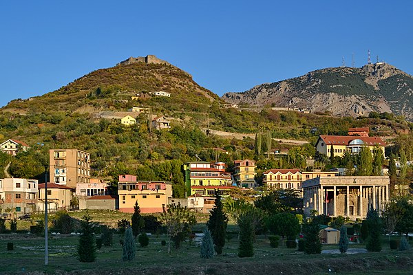 The Iron Age fortification was built on the Mal i Shëlbuemit (413 m high, right), called later Acrolissus; the proper city of Lissus was built on an a